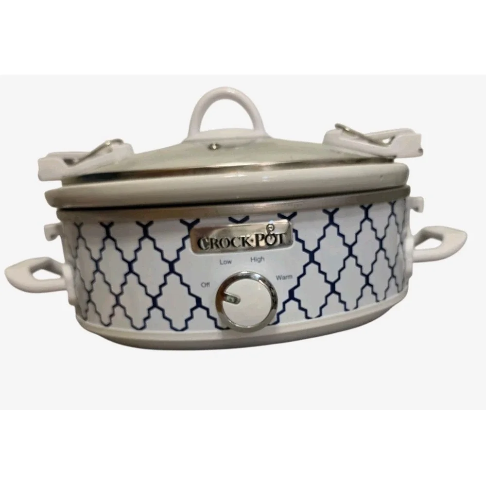 Used Crockpot 2.5-Quart Casserole Crock Slow Cooker, White/Navy SCCPCCM250
